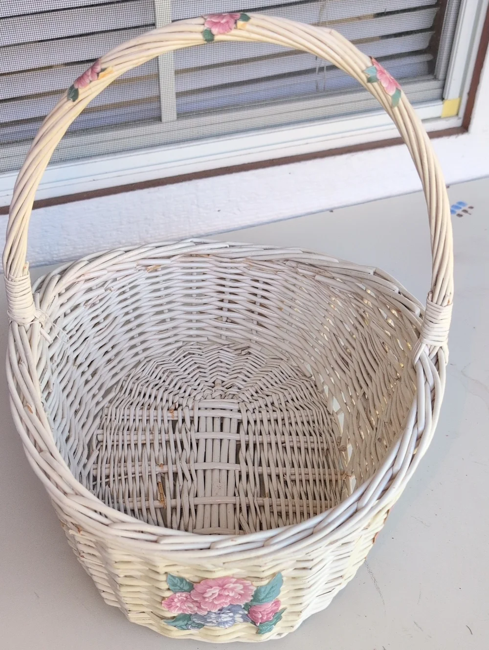 Vtg.White Wicker Floral Accent Basket with Handle(226)